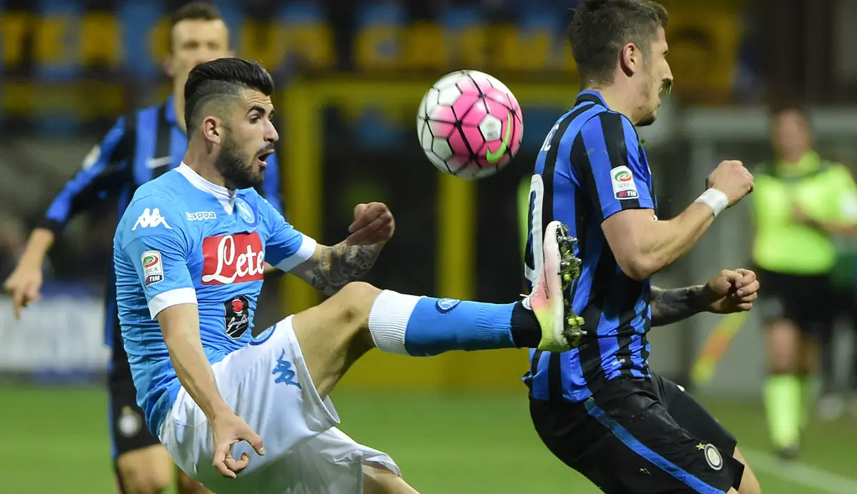 Pemain Inter Milan, Stevan Jovetic (kanan), berebut bola dengan pemain Napoli, Elseid Hysaj, pada lanjutan Serie A Italia di Stadion Giuseppe Meazza, Milan, Minggu (17/4/2016) dini hari WIB. (AFP/Olivier Morin)