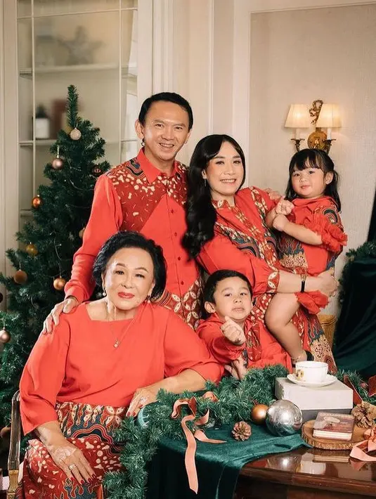 Keluarga Ahok tampil kompak mengenakan baju bernuansa merah sesuai dengan ciri khas perayaan Natal. [@withvaniova]