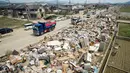 Tumpukan barang rumah tangga yang rusak di sepanjang jalan daerah Mabicho, Kurashiki, Prefektur Okayama, Jumat (13/7). Hujan lebat memicu banjir yang menewaskan 204 orang. (Jiji Press/AFP)