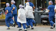Staf medis meninggalkan rumah sakit Erasmus Medical Center yang telah ditutup menyusul laporan penembakan, di Rotterdam, pada 28 September 2023. (Bas Czerwinski / ANP / AFP)