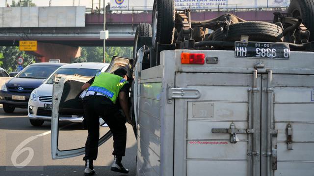 20160530-Mobil Boks Terbalik di Tol Cawang, Lalin Padat Merayap-Jakarta