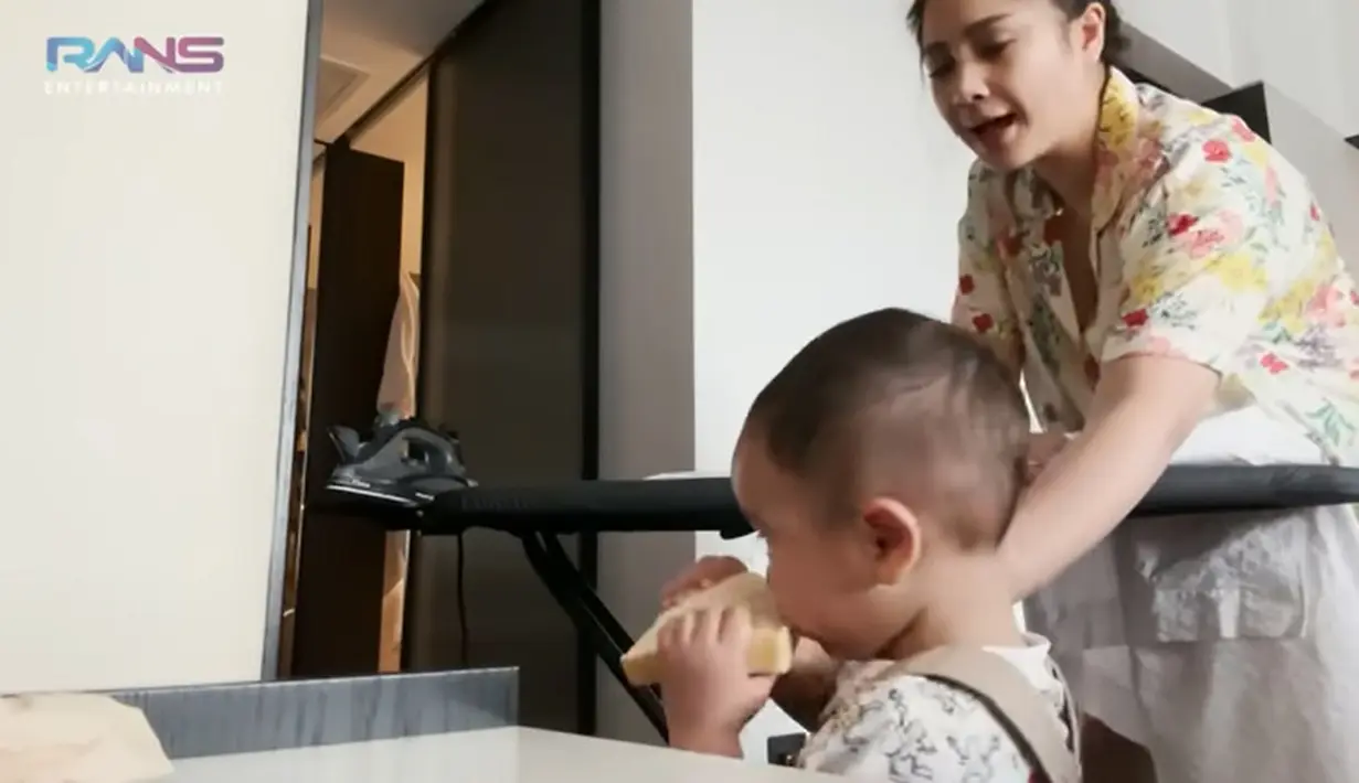 Menurutnya, menyetrika adalah salah satu pekerjaan rumah yang disukai sejak lama. "Jadi, aku tuh salah satu pekerjaan rumah yang aku suka adalah menyetrika," kata Gigi di lansir dari kanal Rans Entertainment. [Youtube/Rans Entertainment]