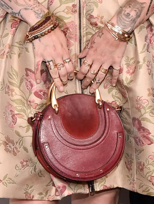 Detail fashion Paris Jackson saat menghadiri Gala Harold and Carole Pump Foundation 2022 di The Beverly Hilton, Beverly Hills, California, Amerika Serikat, 19 Agustus 2022. Paris Jackson menyempurnakan tampilannya dengan tas tangan berwarna cognac. (Rodin Eckenroth/Getty Images/AFP)