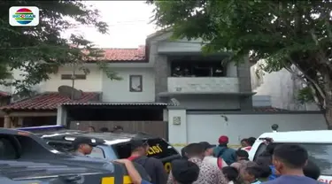 Kedua jenazah ditemukan dalam kondisi terbakar di lantai 2 rumah mereka. 