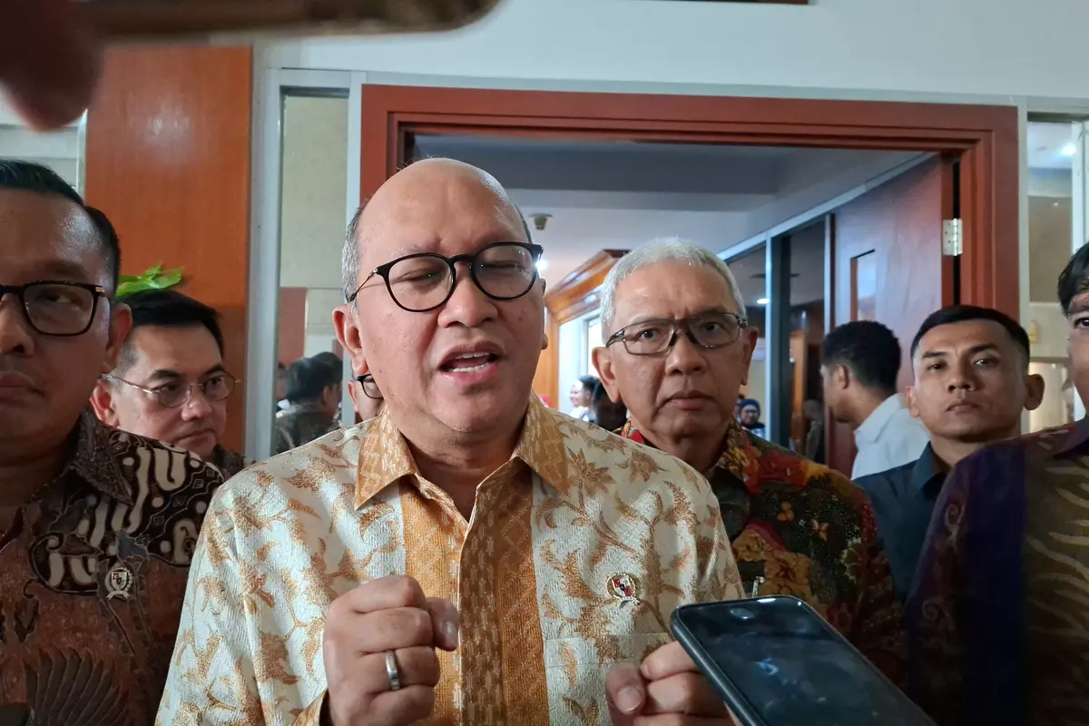 Menteri Investasi dan Hilirisasi/Kepala Badan Koordinasi Penanaman Modal (BKPM), Rosan Roeslani saat ditemui ditemui di Kompleks Parlemen, Jakarta, Senin (13/4/2026). (Foto: Liputan6.com/Arief RH)