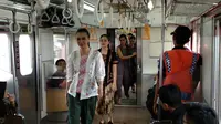 Lorong di commuter line berubah menjadi catwalk untuk para model di Hari Kartini ini. (Liputan6.com/Putu Merta Surya Putra)