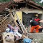 Tim SAR gabungan mencari korban yang tertimbun longsor akibat gempa berkekuatan magnitudo 5,6 di Cijendil, Kabupaten Cianjur, Jawa Barat, Rabu (23/11/2022). Puluhan warga di kawasan itu diperkirakan masih tertimbun longsor pascagempa yang mengguncang Cianjur pada 21 November 2022. (Liputan6.com/Herman Zakharia)