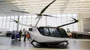 Mobil terbang bernama Skai yang dikembangkan oleh perusahaan startup Alaka’I Technologies di Newbury Park, California, 28 Mei 2019. Skai dapat menampung hingga 5 orang penumpang termasuk sang pengendara dengan berat sekitar 453 kg. (AP/Marcio Jose Sanchez)