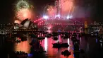 Cahaya kembang api menerangi langit di atas Jembatan Pelabuhan Sydney dan Gedung Opera Sydney, Australia, selama perayaan malam pergantian tahun, pada 1 Januari 2026. (Saeed KHAN/AFP)
