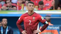 Piala Dunia 2014 meninggalkan kesan yang sangat pedih bagi Timnas Portugal. Dihuni amunisi nan mumpuni di semua lini, tim asuhan Paulo Bento itu tersingkir setelah terdampar di posisi ketiga Grup G. Piala Dunia yang berlangsung di Brasil ini merupakan torehan terburuk bagi CR7 di timnas. (AFP/Gabriel Bouys)
