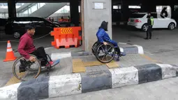 Penyandang disabilitas menuju area parkir khusus di Stasiun MRT Lebak Bulus, Jakarta, Kamis (20/02/202020). Mulai hari ini para penyandang disabilitas pengguna MRT dapat memarkirkan kendaraan mereka secara gratis di lokasi yang disediakan oleh pihak MRT. (merdeka.com/Arie Basuki)