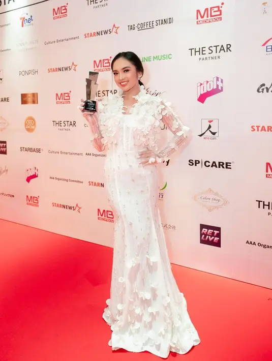 Lyodra menjelma jadi ‘Sang Dewi’ saat tampil di panggung aftershow Asia Artist Awards 2022 dalam balutan gaun putih dreamy berhias kupu-kupu. [@lyodraofficial]