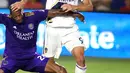 Penyerang LA Galaxy, Zlatan Ibrahimovic berusaha melewati pemain Orlando City saat pertandingan MLS di StubHub Center di Carson, California (29/7). LA Galaxy menang tipis 4-3 atas Orlando City. (AFP Photo/Katharine Lotze)