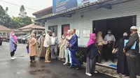 Sejumlah korban penipuan First Travel mendatangi kantor Kejari Kota Depok. (Liputan6.com/Dicky Agung Prihanto)