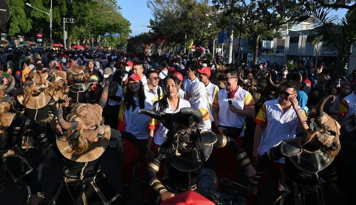 Pemain film Sakral ini mengungkapkan jika momen tersebut menjadi hal yang tak terlupakan dalam hidupnya. Ia bahkan sampai lupa mengunggah foto tersebut karena begitu menikmati keseruan opening ASEAN Para Games 2022. (Liputan6.com/IG/@eri.carl)