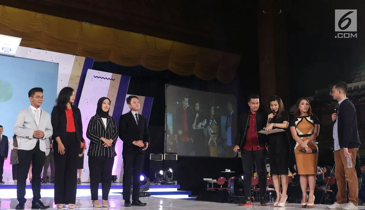 Juri sedang membacakan 5 finalis news presenter Emtek Goes To Campus (EGTC) 2018 di Universitas Gajah Mada, Yogyakarta, Kamis (18/10). Para pemenang akan berkesempatan magang sebagai presenter di sctv dan indosiar. (Liputan6.com/Herman Zakharia)