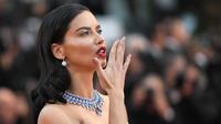 Adriana Lima berpose saat tiba menghadiri pemutaran film "Burning" selama Festival Film Cannes ke-71 di Prancis selatan (16/5). Model asal Brasil ini tampil cantik dan seksi dengan gaun berwarna putih. (AFP Photo/Alberto Pizzoli)