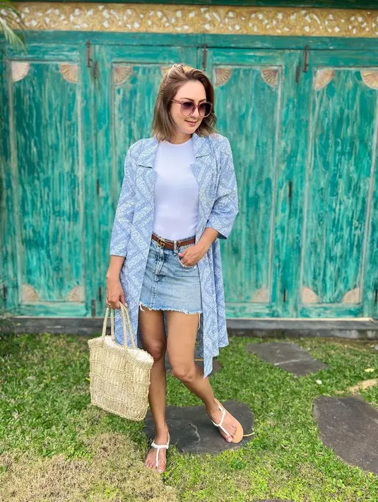 Outerwear menjadi fashion item penyelamat untuk kamu yang masih ragu pakai rok mini seperti gaya Donna Agnesia ini [@dagnesia]