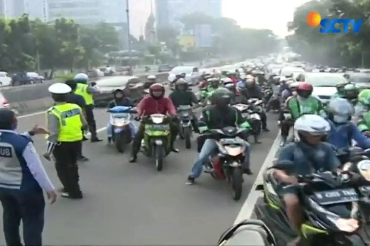 Aksi Nekat Pengendara Motor Lewati JLNT Casablanca