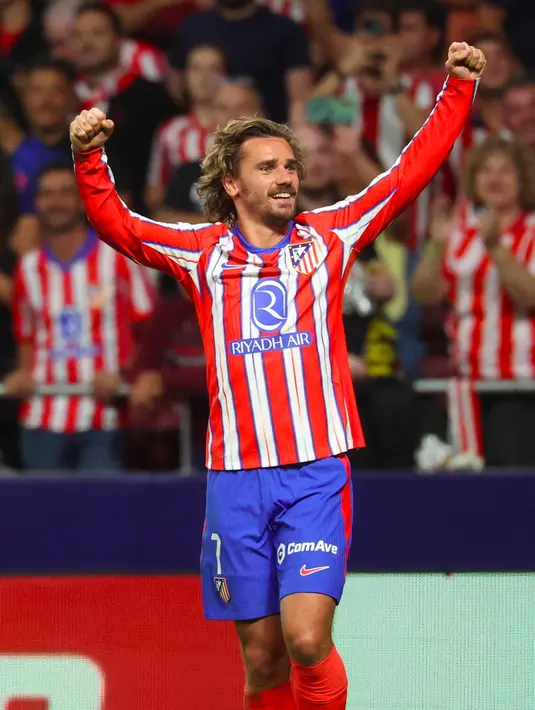 Di babak kedua, pada menit ke-54, Antoine Griezmann berhasil mencetak gol penambah keunggulan Atletico Madrid atas Valencia CF. (Pierre-Philippe MARCOU/AFP)