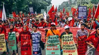 Massa menggelar unjuk rasa menolak kenaikan harga BBM di depan Istana Merdeka, Jakarta, Selasa (11/11/2014)(Liputan6.com/Faizal Fanani)