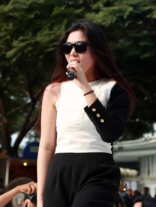 Selain Isyana Sarasvati, deretan penampilan dari Mytha Lestari, The Overtunes, dan Dekat  mampu memuaskan pengunjung yang datang ke area Tribeca Park tersebut. (Deki Prayoga/Bintang.com)