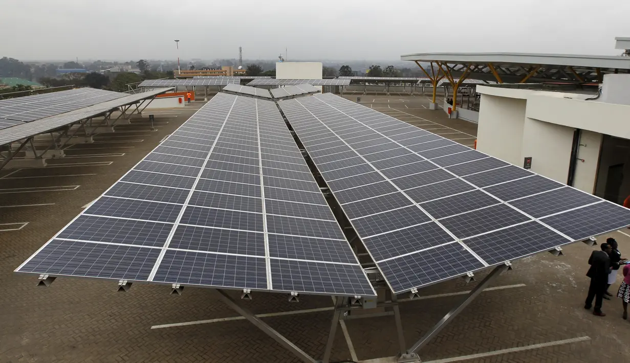 Carport tenaga surya terlihat dari atas pusat perbelanjaan, Kenya Nairobi, Afrika (15/9/2015). Afrika memiliki 3.300 panel surya yang menghasilkan 1.256 MWh per tahun mengurangi emisi karbon hingga 745 ton per tahun. (REUTERS/Thomas Mukoya)