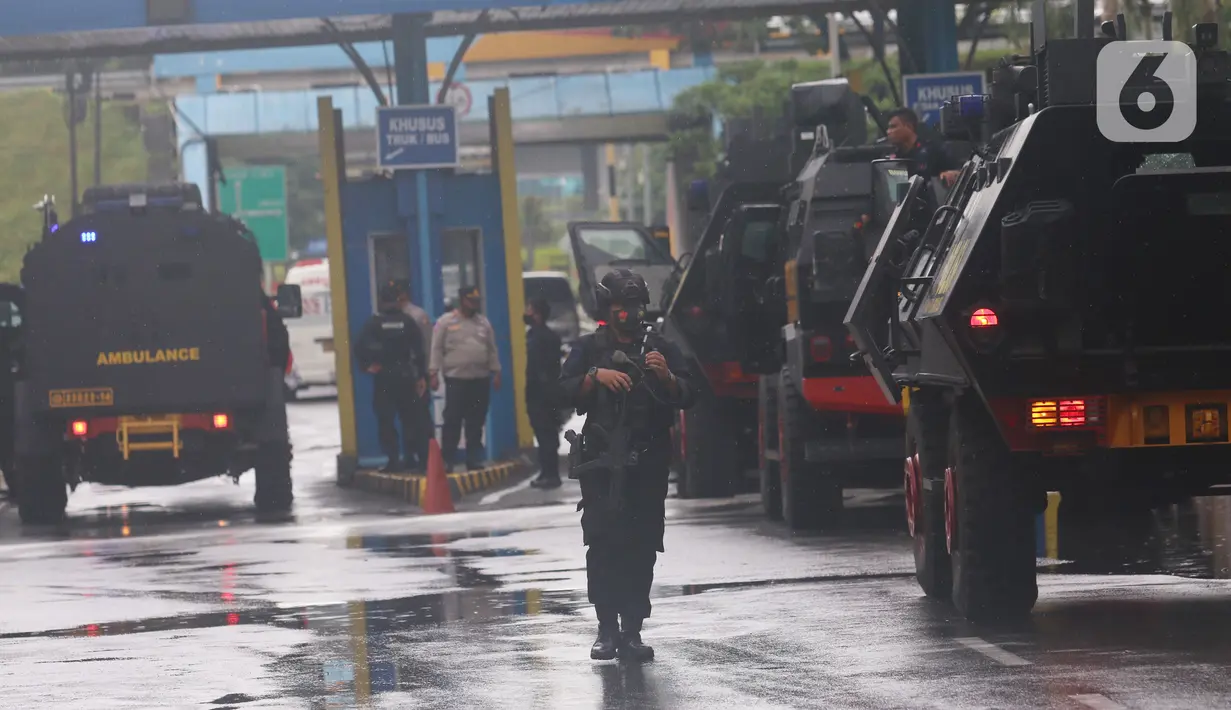 Polisi bersenjata lengkap dan kendaraan taktis saat penjemputan vaksin Covid-19 Sinovac di Terminal Kargo Bandara Soekarno-Hatta, Tangerang, Kamis (31/12). TNI dan Polri diterjunkan mengawal kedatangan vaksin Covid-19 dari Bandara Soetta menuju PT Bio Farma di Bandung. (Liputan6.com/Angga Yuniar)