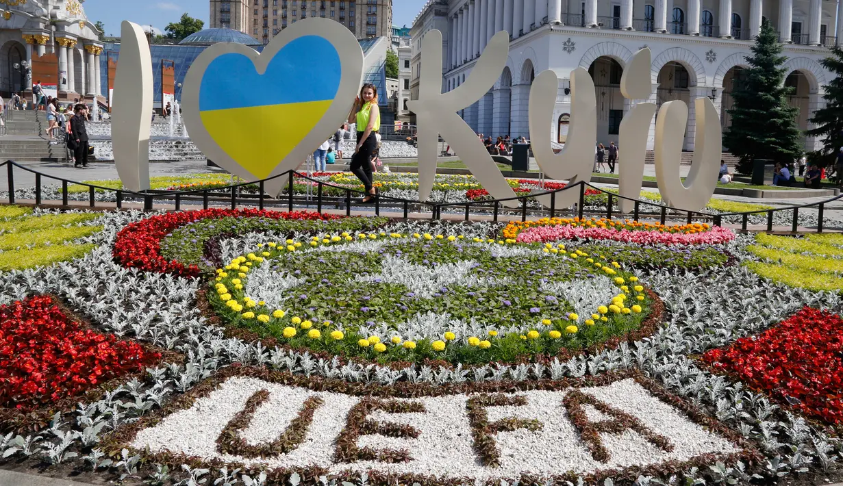 Seorang wanita berpose di Independent Square di Kiev, Ukraina, (23/5). Liverpool akan melawan Real Madrid di Final Liga Champions pada 26 Mei di stadion Olympiyski di Kiev. (AP Photo / Efrem Lukatsky)