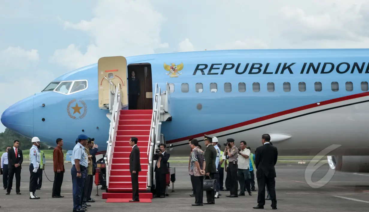 Presiden Joko Widodo (tengah) bersiap menaiki pesawat kepresidenan di Bandara Halim Perdanakusuma, Jakarta, Minggu (26/4/2015). Jokowi akan melakukan kunjungan kerja ke Malaysia dalam rangka menghadiri KTT ASEAN ke-26. (Liputan6.com/Faizal Fanani)