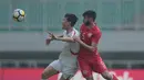 Pemain Bahrain U-23, Hamed Alshamsan (kanan)  berebut bola dengan pemain Korea Utara U-23 pada laga PSSI Anniversary Cup 2018 di Stadion Pakansari, Bogor, (03/5/2018). Bahrain unggul sementara 1-0. (Bola.com/Nick Hanoatubun)