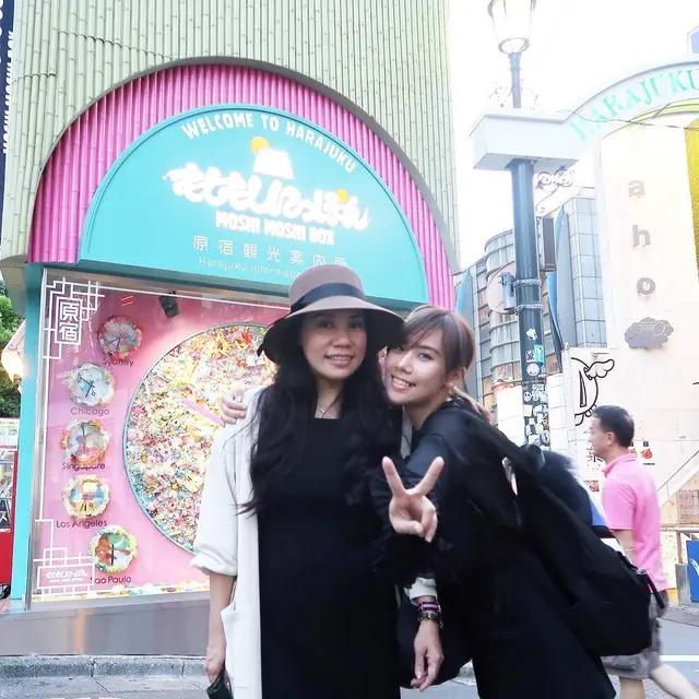 Bak Seumuran, Ini 6 Potret Cherly Eks Cherrybelle dan Ibunda yang Awet Muda