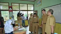 Zumi Zola meninjau salah satu sekolah saat pelaksanaan UN 2016. (Liputan6.com/Bangun Santoso)