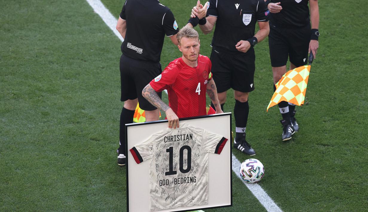 Christian Eriksen kolaps saat membela Denmark di laga kontra Finlandia pada laga pertama Grup B Euro 2020. Ia mengalami serangan jantung, tetapi untungnya nyawanya berhasil tertolong. (Photo by HANNAH MCKAY / POOL / AFP)