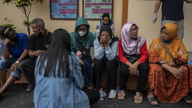Foto: Keluarga Korban Tragedi Kanjuruhan Padati Salah Satu Rumah Sakit di Malang