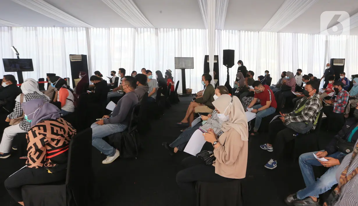 Peserta vaksin menunggu antrean di sentra vaksinasi Covid-19 Kebon Jeruk, Jakarta, (25/07/2021). Kamrussamad mengatakan vaksinasi yang dilakukan bukan hanya untuk menyelamatkan ekonomi, tetapi juga mengedapankan untuk meningkatkan kesehatan bagi masyarakat. (Liputan6.com/HO/Bon)