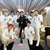 Jerome Polin mencolok dalam outfit hitam di antara seragam serbaputih NCT 127 [IG @jeromepolin]