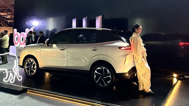 Tampilan Samping LEPAS E4 EV di Booth Pameran