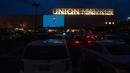 Puluhan mobil terparkir di depan layar bioskop saat pemutaran film drive-in di Union Market, Washington, 3 Agustus 2018. Kepopuleran teater-teater luar ruangan dengan layar raksasa ini mencapai puncaknya pada akhir 1950-an. (AFP PHOTO/Nicholas Kamm)