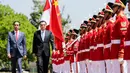 Presiden Jokowi bersama Perdana Menteri China Li Keqiang memeriksa pasukan saat kunjungan kenegaraan di Istana Bogor, Senin (7/5). Kerja sama perdagangan dan investasi merupakan isu utama yang akan dibahas Li dan Jokowi. (Mast Irham/Pool via AP)