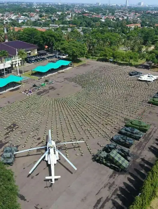 Kendaraan dan formasi barisan pasukan Kostrad saat kunjungan Presiden Jokowi ke Markas Divisi Infanteri 1 Kostrad Cilodong, Jawa Barat, Rabu (16/11). (Biro Pres Kepresidenan)