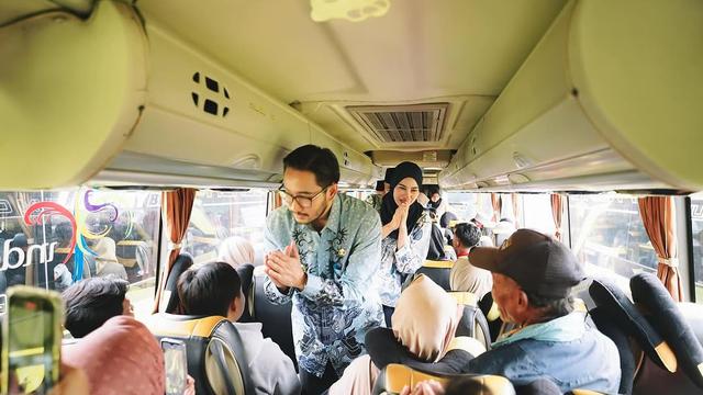 6 Potret Syahnaz Sadiqah Temani Suami Berangkatkan Warga Bandung Barat Mudik Gratis