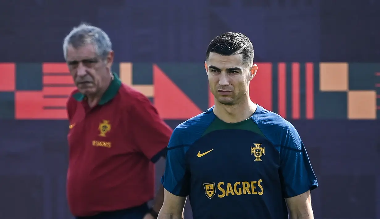 Seusai wawancara panasnya yang menyudutkan Manchester United, Cristiano Ronaldo benar-benar fokus menanggalkan masalah tersebut untuk lebih berkonsentrasi bersama skuad Portugal di Piala Dunia 2022 Qatar. (AFP/Patricia De Melo Moreira)