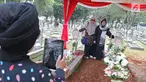 Warga berpose dengan makam Presiden ke-3 RI BJ Habibie dan sang istri, Hasri Ainun Besari di Taman Makam Pahlawan Kalibata, Jakarta, Jumat (13/9/2019). Sehari setelah pemakaman, warga masih berdatangan ke makam Habibie untuk memanjatkan doa dan berfoto. (Liputan6.com/Herman Zakharia)