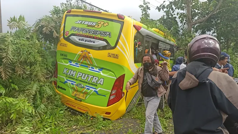 Kecelakaan bus wisata yang juga melibatkan sejumlah sepeda motor dan menewaskan empat orang dan belasan lainnya luka-luka di Garung, Wonosobo. (Foto: Liputan6.com/Istimewa-Grup RAPI BNA)