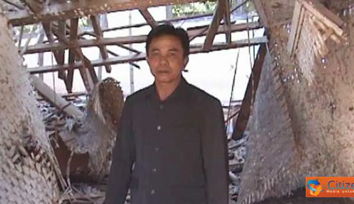Citizen6, Jember: Kepala Sekolah SDN Bagon 02 Drs. Shohib Hanafi, memperlihatkan Sekolah SDN 02 yang ambruk. (Pengirim: Sapto Raharjanto)