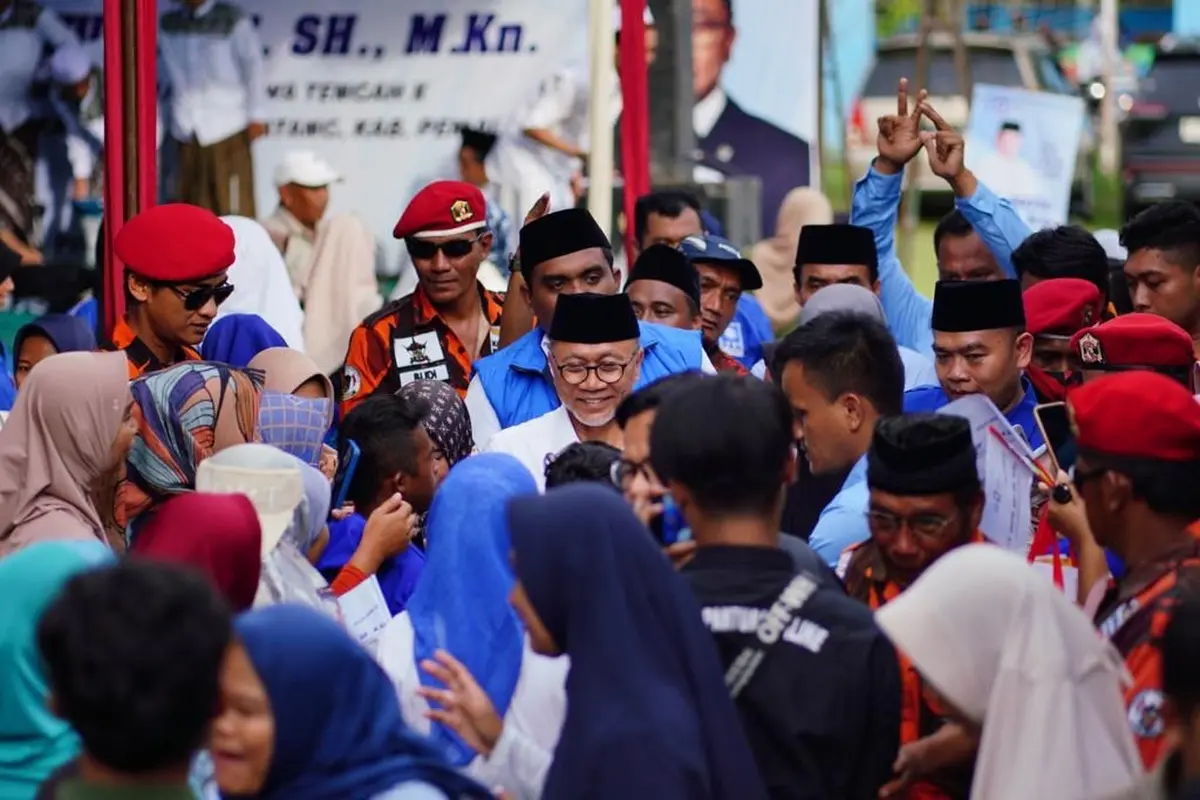 Ketua Umum PAN Zulkifli Hasan (Zulhas) saat tiba di Lapangan Sidomulyo, Kecamatan Kesesi, Pekalongan, pada Jumat (5/1/2024).