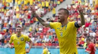 Selebrasi pemain Ukraina, Andriy Yarmolenko usai menjebol gawang Makedonia Utara dalam pertandingan Grup C Piala Eropa 2020 di National Arena stadium, Rumania, Kamis (17/6/2021). (Foto: AP/Pool/Robert Ghement)