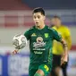 Pemain Persebaya Surabaya, Bruno Moreira Soares berusaha mengontrol bola saat laga pekan ke-15 BRI Liga 1 2021/2022 antara Persebaya Surabaya melawan PS Barito Putera di Stadion Manahan, Solo, Sabtu (04/12/2021). (Bola.com/Bagaskara Lazuardi)