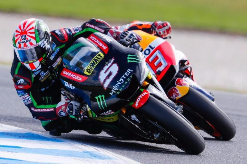 Pembalap Yamaha Tech 3, Johann Zarco (5), berduel dengan Marc Marquez (Repsol Honda) pada balapan MotoGP Australia di Phillip Island, Minggu (22/10/2017). (MotoGP)